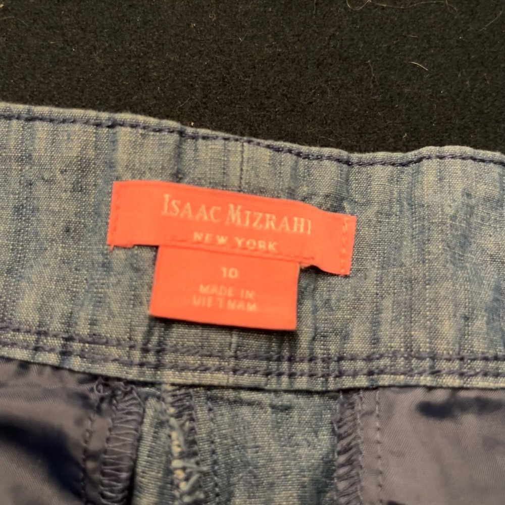 Light wash shorts with buttons - Picture 2 of 3